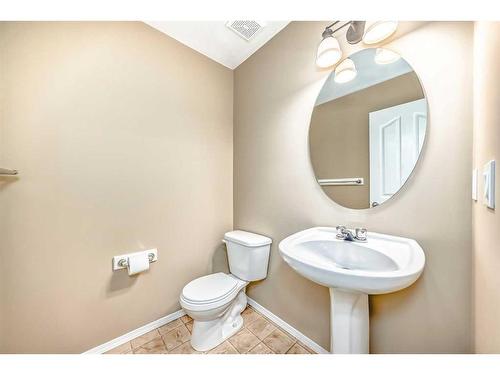 273 New Brighton Lane Se, Calgary, AB - Indoor Photo Showing Bathroom