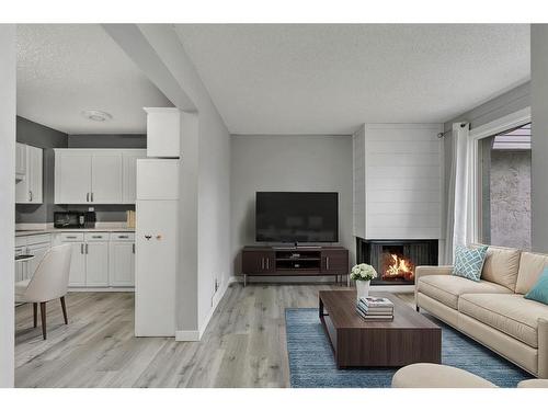 5-6408 4A Street Ne, Calgary, AB - Indoor Photo Showing Living Room