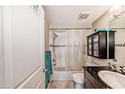 415-15 Saddlestone Way Ne, Calgary, AB - Indoor Photo Showing Bathroom