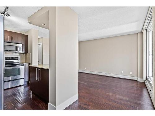 301-1231 17 Avenue Nw, Calgary, AB - Indoor Photo Showing Kitchen