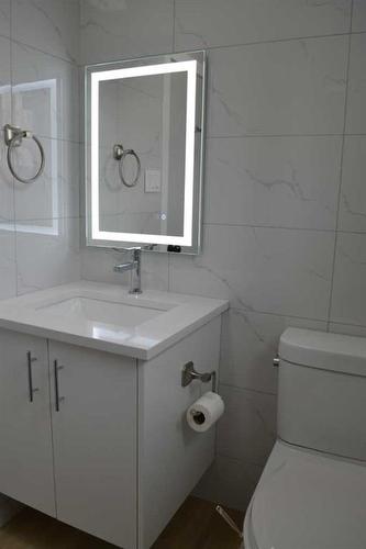 6320 Tregillus Street Nw, Calgary, AB - Indoor Photo Showing Bathroom