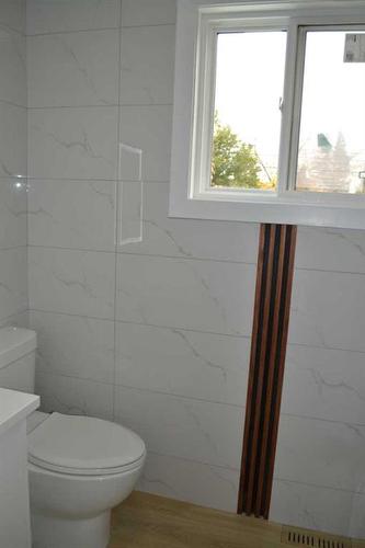 6320 Tregillus Street Nw, Calgary, AB - Indoor Photo Showing Bathroom