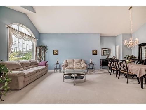 43 Scimitar Point Nw, Calgary, AB - Indoor Photo Showing Living Room