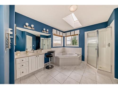 43 Scimitar Point Nw, Calgary, AB - Indoor Photo Showing Bathroom