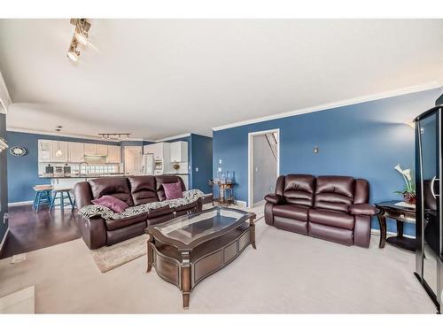 43 Scimitar Point Nw, Calgary, AB - Indoor Photo Showing Living Room