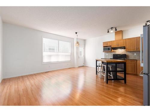 8-249 Ross Avenue, Cochrane, AB - Indoor Photo Showing Kitchen