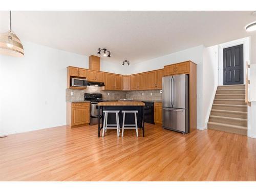 8-249 Ross Avenue, Cochrane, AB - Indoor Photo Showing Kitchen