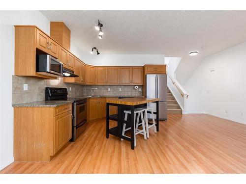 8-249 Ross Avenue, Cochrane, AB - Indoor Photo Showing Kitchen