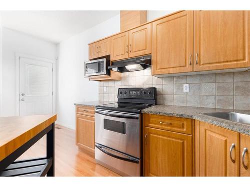 8-249 Ross Avenue, Cochrane, AB - Indoor Photo Showing Kitchen