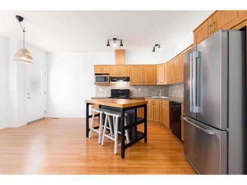 8-249 Ross Avenue, Cochrane, AB - Indoor Photo Showing Kitchen