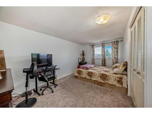 423 Whitehorn Place Ne, Calgary, AB - Indoor Photo Showing Bedroom