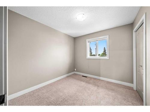 1031 Hammond Avenue, Crossfield, AB - Indoor Photo Showing Other Room