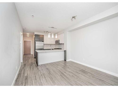 3320-95 Burma Star Road Sw, Calgary, AB - Indoor Photo Showing Kitchen