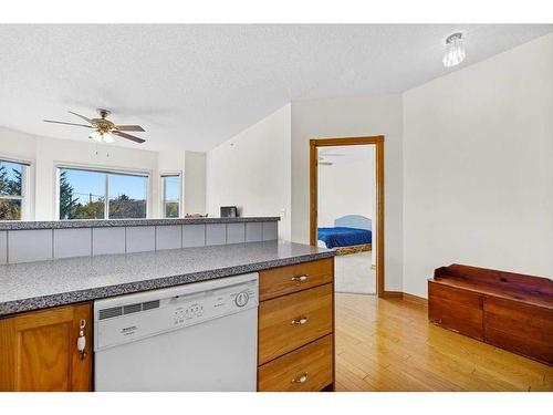 227-1920 14 Avenue Ne, Calgary, AB - Indoor Photo Showing Kitchen