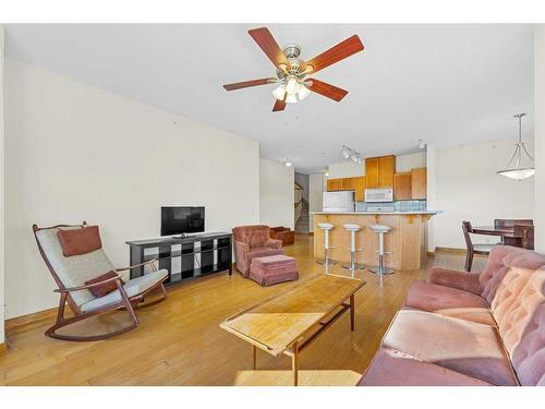 227-1920 14 Avenue Ne, Calgary, AB - Indoor Photo Showing Living Room