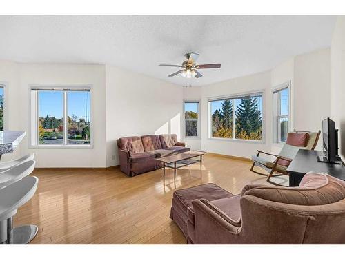 227-1920 14 Avenue Ne, Calgary, AB - Indoor Photo Showing Living Room