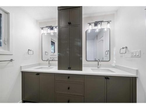 732 Willard Road Se, Calgary, AB - Indoor Photo Showing Bathroom