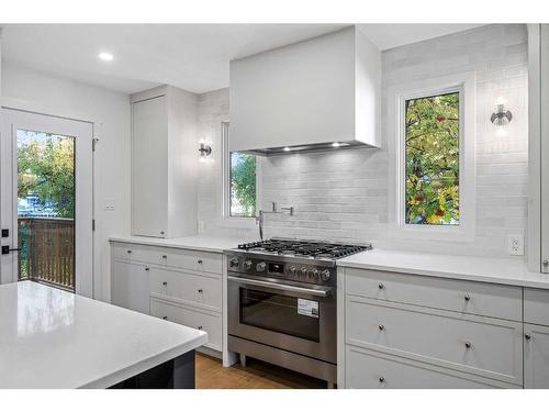 732 Willard Road Se, Calgary, AB - Indoor Photo Showing Kitchen