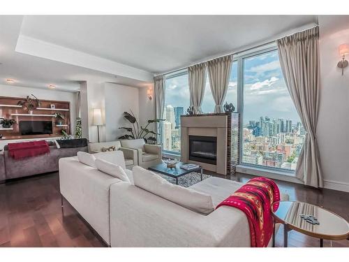 2500-817 15 Avenue Sw, Calgary, AB - Indoor Photo Showing Living Room With Fireplace