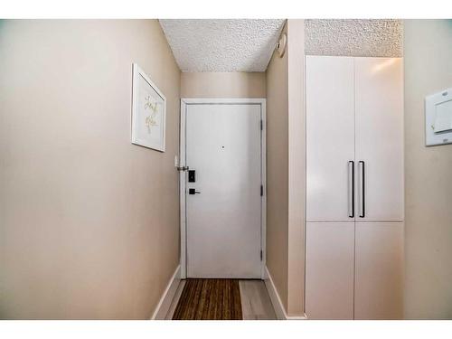 106-505 19 Avenue Sw, Calgary, AB - Indoor Photo Showing Other Room