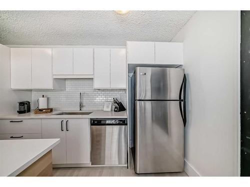 106-505 19 Avenue Sw, Calgary, AB - Indoor Photo Showing Kitchen With Stainless Steel Kitchen With Upgraded Kitchen