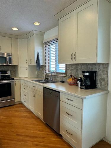 20 Ventura Road Ne, Calgary, AB - Indoor Photo Showing Kitchen With Double Sink