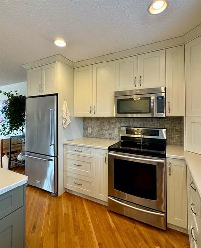 20 Ventura Road Ne, Calgary, AB - Indoor Photo Showing Kitchen