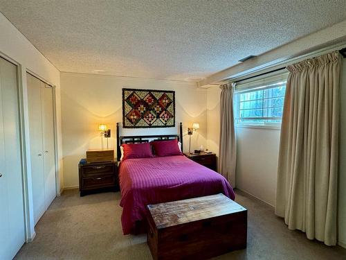 20 Ventura Road Ne, Calgary, AB - Indoor Photo Showing Bedroom