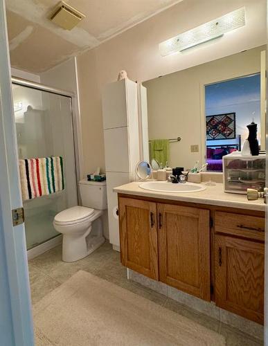 20 Ventura Road Ne, Calgary, AB - Indoor Photo Showing Bathroom