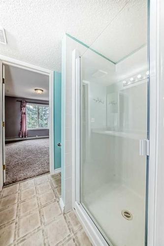 312-345 Rocky Vista Park Nw, Calgary, AB - Indoor Photo Showing Bathroom