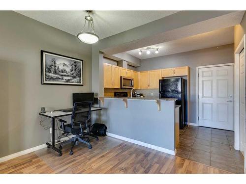 403-5720 2 Street Sw, Calgary, AB - Indoor Photo Showing Kitchen