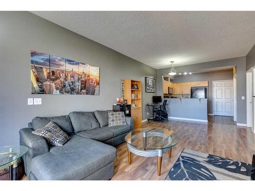 403-5720 2 Street Sw, Calgary, AB - Indoor Photo Showing Living Room