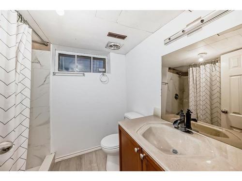 2906 17 Street Sw, Calgary, AB - Indoor Photo Showing Bathroom