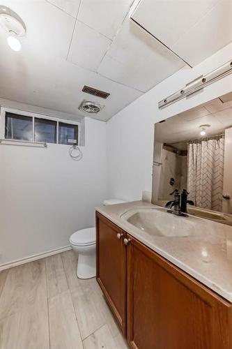 2906 17 Street Sw, Calgary, AB - Indoor Photo Showing Bathroom