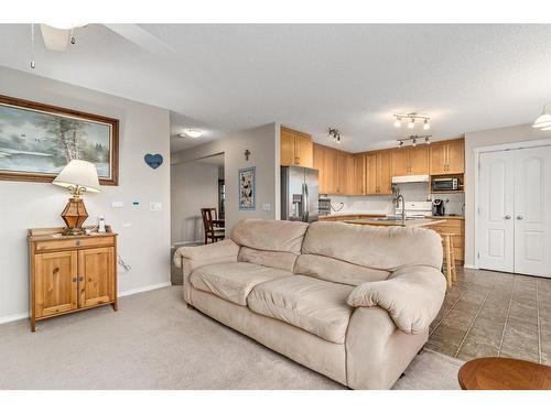 121 Saddlecrest Way Ne, Calgary, AB - Indoor Photo Showing Living Room