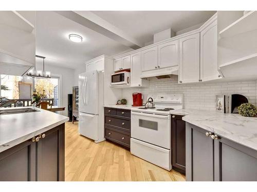 7-117 Bow Ridge Drive, Cochrane, AB - Indoor Photo Showing Kitchen