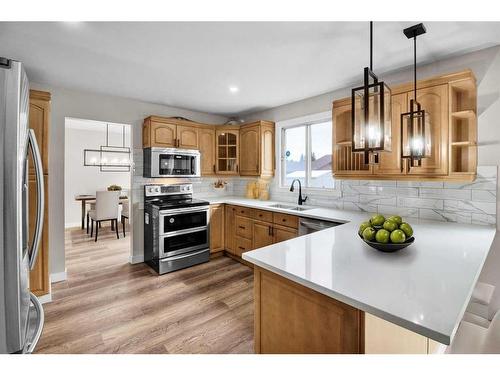 115 Bracewood Way Sw, Calgary, AB - Indoor Photo Showing Kitchen