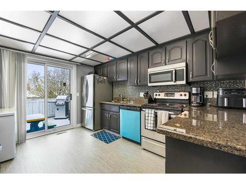 48 Sandpiper Way Nw, Calgary, AB - Indoor Photo Showing Kitchen With Upgraded Kitchen