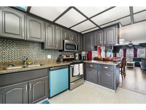 48 Sandpiper Way Nw, Calgary, AB - Indoor Photo Showing Kitchen