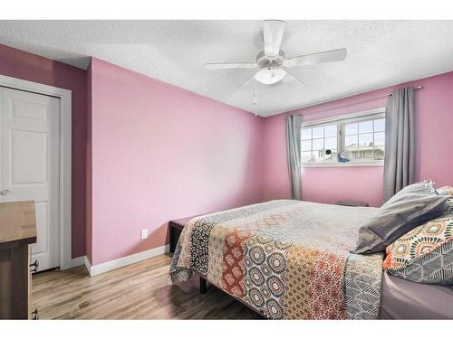 48 Sandpiper Way Nw, Calgary, AB - Indoor Photo Showing Bedroom