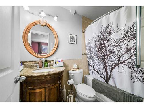 48 Sandpiper Way Nw, Calgary, AB - Indoor Photo Showing Bathroom