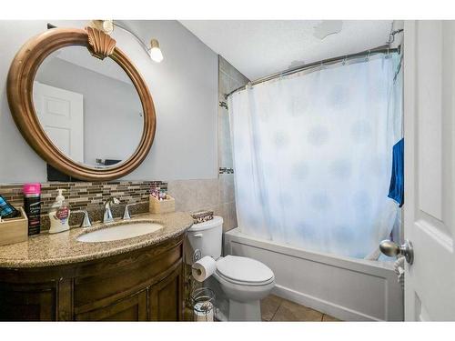 48 Sandpiper Way Nw, Calgary, AB - Indoor Photo Showing Bathroom