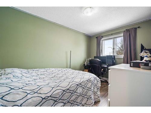 48 Sandpiper Way Nw, Calgary, AB - Indoor Photo Showing Bedroom