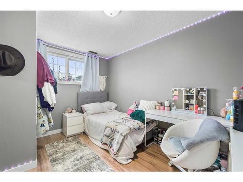 48 Sandpiper Way Nw, Calgary, AB - Indoor Photo Showing Bedroom