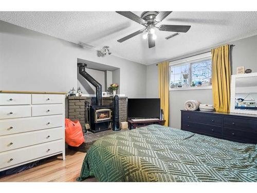 48 Sandpiper Way Nw, Calgary, AB - Indoor Photo Showing Bedroom