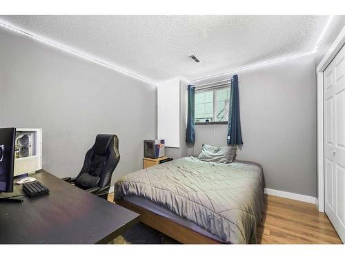 48 Sandpiper Way Nw, Calgary, AB - Indoor Photo Showing Bedroom