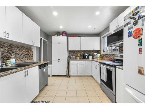 48 Sandpiper Way Nw, Calgary, AB - Indoor Photo Showing Kitchen With Double Sink With Upgraded Kitchen