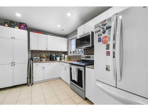 48 Sandpiper Way Nw, Calgary, AB - Indoor Photo Showing Kitchen