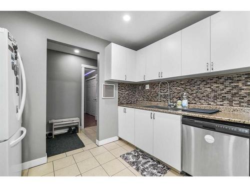 48 Sandpiper Way Nw, Calgary, AB - Indoor Photo Showing Kitchen