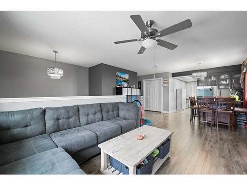 48 Sandpiper Way Nw, Calgary, AB - Indoor Photo Showing Living Room